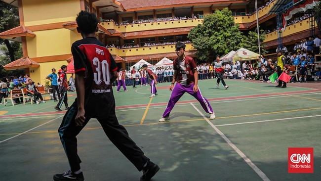 Sejumlah peserta mengikuti lomba permainan tradisional Hadang di SMPN 229 Jakarta, Senin (21/9). (CNN Indonesia/Febria Adha L).