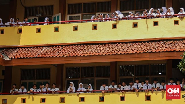Sejumlah peserta mengikuti lomba permainan tradisional Hadang di SMPN 229 Jakarta, Senin (21/9). (CNN Indonesia/Febria Adha L).