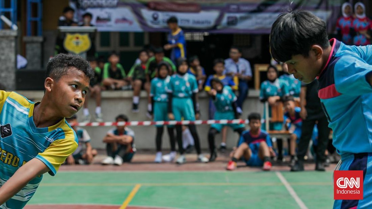 Sejumlah peserta mengikuti lomba permainan tradisional Hadang di SMPN 229 Jakarta, Senin (21/9). (CNN Indonesia/Febria Adha L).