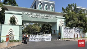 Mahasiswa Segel Kampus UINSA Surabaya, Desak Rektor Mundur
