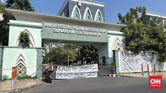 Mahasiswa Segel Kampus UINSA Surabaya, Desak Rektor Mundur