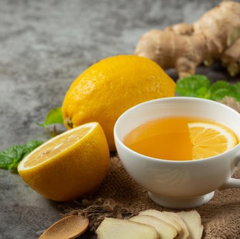 5 Manfaat Rutin Minum Air Jahe Campur Lemon Setiap Malam