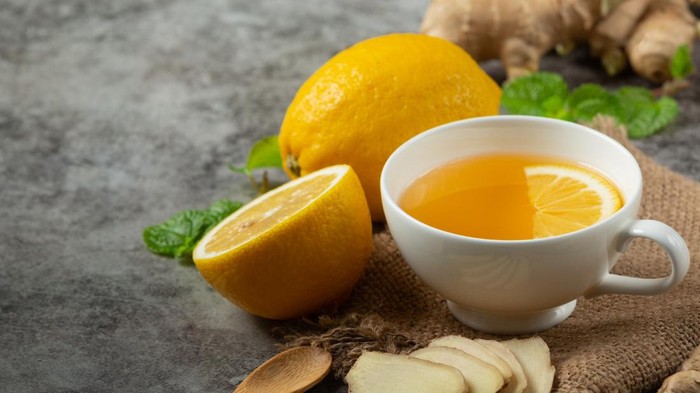5 Manfaat Rutin Minum Air Jahe Campur Lemon Setiap Malam