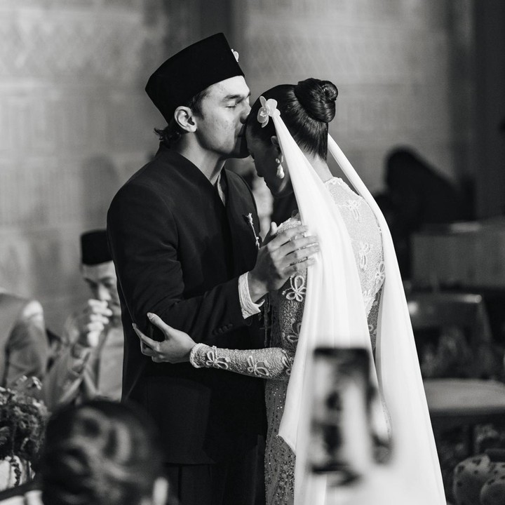 <p>Unggahan tersebut pun langsung mencuri perhatian publik. Tak sedikit netizen hingga rekan-rekan artis turut memberikan ucapan selamat dan doa terbaik untuk keduanya. &ldquo;Selamat abang Iyo dan kak <em>@givina__</em> bahagia selalu,&rdquo; tulis Tika Panggabean. &ldquo;Selamat yah guyss turut bahagia <em>@caesarmario @givina___,</em>&rdquo; tulis akun <em>@akb****.&nbsp;</em>(Foto: Instagram @caesarmario)</p>