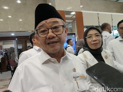 Mendikdasmen Respons Viral SDN Mboeng Dapat Smart Board Padahal Tak Ada Listrik