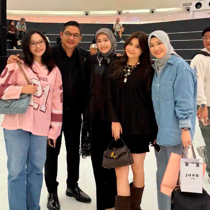 <p>Di acara <em>fashion show</em> kali ini, Nasha terlihat ditemani oleh keluarganya. Sang ayah Pasha dan ibundanya Okie terlihat kompak hadir memberikan dukungan dari bangku penonton. Tak hanya itu, sang kakak Shakiena dan ibu sambungnya Adelia Wilhelmina juga terlihat datang. (Foto: Instagram @okieagustina_/ @adeliapasha)</p>
