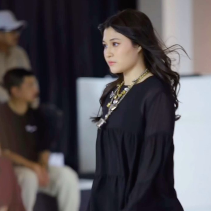<p>Baru-baru ini, Nasha tampil di acara<em> fashion show</em> untuk memamerkan merek fashion ternama asal Amerika Serikat. Di acara ini, Nasha berjalan di <em>catwalk</em> dengan begitu percaya diri. Perempuan berusia 17 tahun ini tampil cantik mengenakan gaun serba hitam sambil membawa aksesori tas berwarna senada. (Foto: Instagram @okieagustina_/ @adeliapasha)</p>
