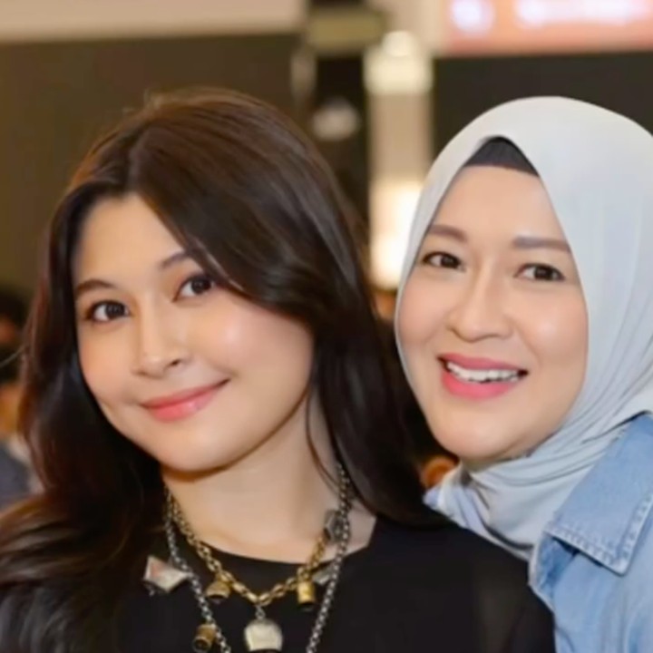 <p>Okie Agustina juga membagikan potret kekompakan dengan keluarga mantan suami dan video Nasha saat tampil percaya diri di <em>catwalk</em>. "<em>Support my lil' girl</em> @nasha.anayaa <em>runway</em> di<em> fashion nation</em> Senayan City bareng @gadismagz. Udah makin pede &amp; ga malu-malu lagi sekarang.. <em>always proud of u Nasha</em>," tulis perempuan 44 tahun ini. (Foto: Instagram @okieagustina_/ @adeliapasha)</p>