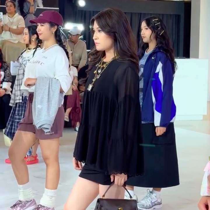 <p>Adelia secara khusus membagikan momen saat menyaksikan putri sambungnya berjalan di <em>runway</em>. Bunda empat anak ini terlihat begitu bangga dengan Nasha. "<em>Support</em> dari ayah, bunda, mommy n shakiena. <em>So proud of u acha</em>, untung <em>mommy</em> suruh acha daftar gadis ternyata banyak bakat yang luar biasaa...semakin bercahaya," tulis Adelia. (Foto: Instagram @okieagustina_/ @adeliapasha)</p>