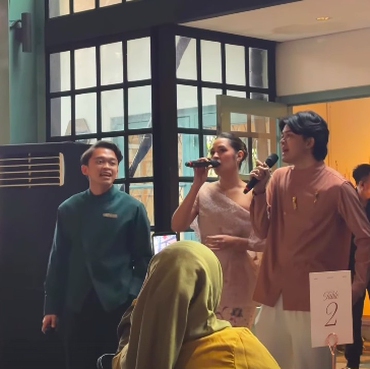 <p>Penyanyi Raisa Andriana yang dikenal sebagai sepupunya pun turut hadir memeriahkan hari istimewa pasangan ini. Bahkan, ia juga membawakan sebuah lagu bersama Nicky Putra dan Luqman Kev.&nbsp;(Foto: Instagram @nickyrputra)</p>