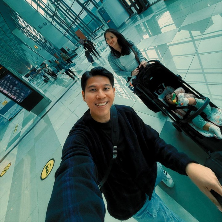 <p>Nino membagikan momen kebahagiaannya bersama istrinya, Dhabitanissa Auni dan anaknya melalui postingan instagramnya pada tanggal 20 September 2026. (Foto: Instagram @ninokayam)</p>