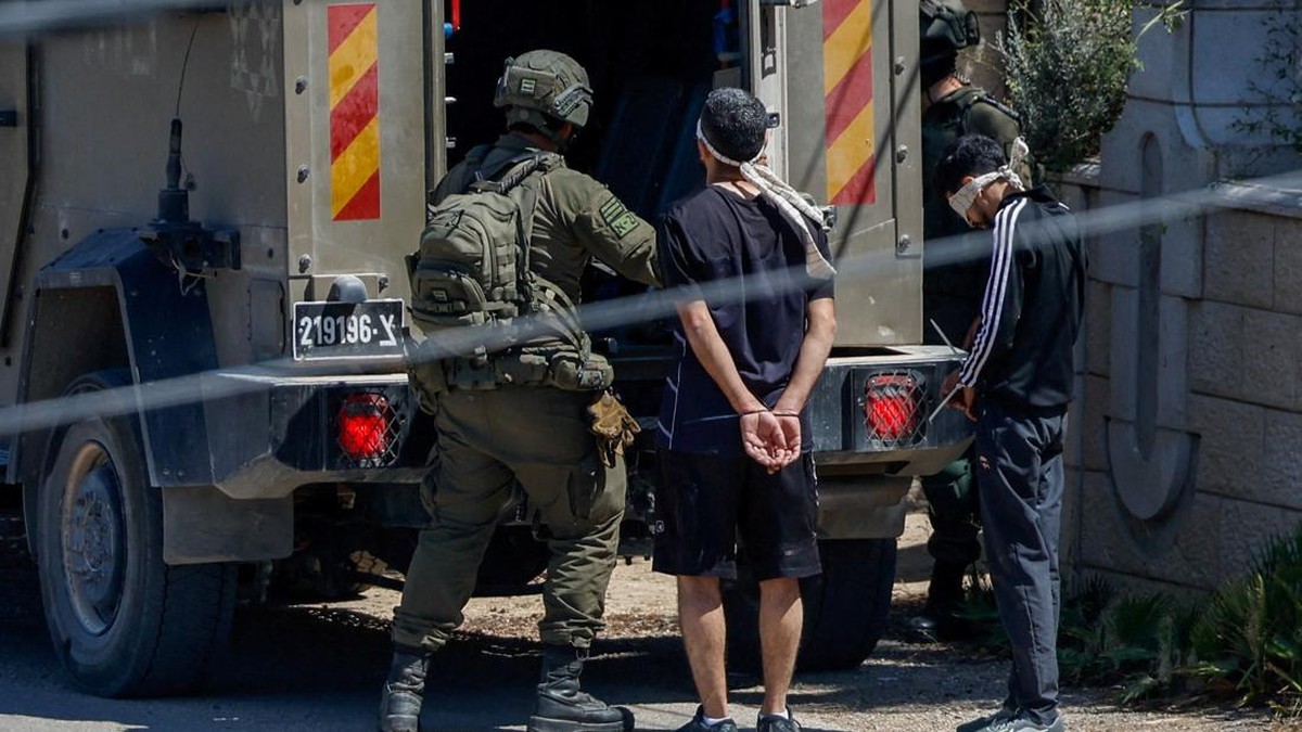 Biadab! Potret Militer Israel Serbu Desa di Tepi Barat, Bekuk Warga