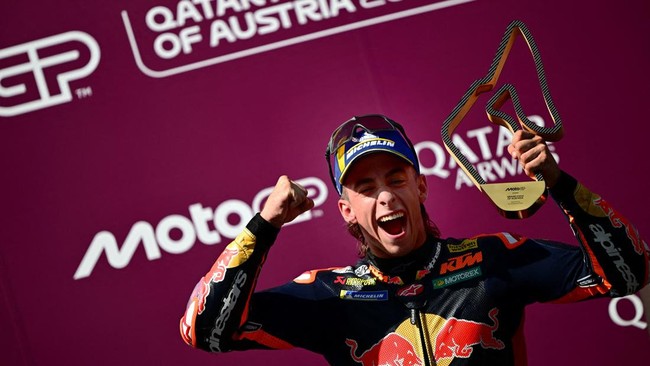 MotoGP - Austrian Grand Prix - Red Bull Ring, Spielberg, Austria - September 20, 2026 Red Bull KTM Factory Racing's Pedro Acosta celebrates with a trophy on the podium after winning the MotoGP race REUTERS/Christian Bruna     TPX IMAGES OF THE DAY
