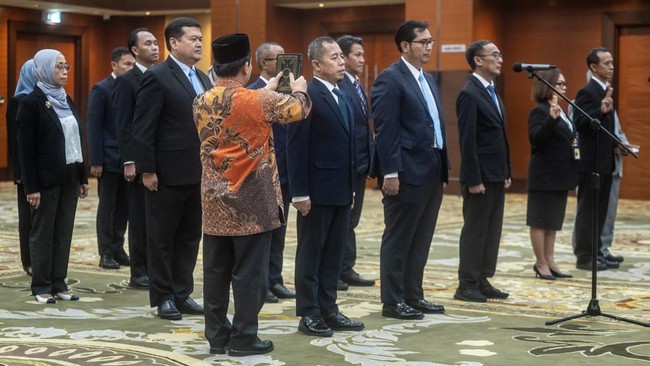Sejumlah pejabat pimpinan tinggi pratama dan pejabat pada Sekretariat Komite Stabilitas Sistem Keuangan mengikuti pelantikan di Kantor Kementerian Keuangan, Jakarta, Senin (21/9/2026). Kementerian Keuangan melantik sebanyak 14 pejabat pimpinan tinggi