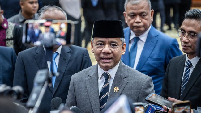 Menteri Keuangan Suahasil Nazara menjawab pertanyaan wartawan usai pelantikan pejabat pimpinan tinggi pratama di Lingkungan Kementerian Keuangan di Kantor Kementerian Keuangan, Jakarta, Senin (21/9/2026).  Kementerian Keuangan melantik sebanyak 14 pe