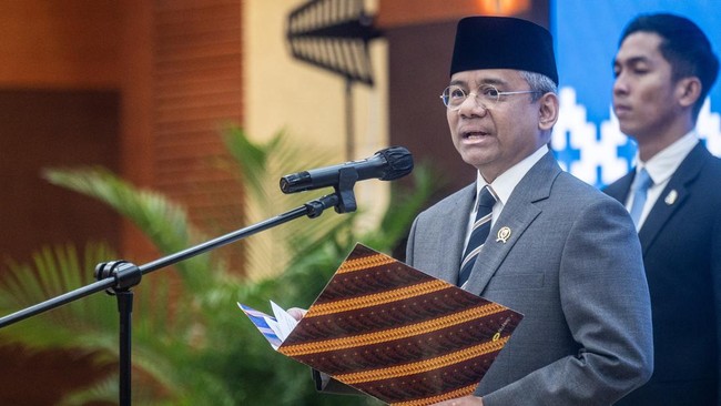 Menteri Keuangan Suahasil Nazara memimpin pelantikan pejabat pimpinan tinggi pratama di Lingkungan Kementerian Keuangan di Kantor Kementerian Keuangan, Jakarta, Senin (21/9/2026). Kementerian Keuangan melantik sebanyak 14 pejabat pimpinan tinggi prat