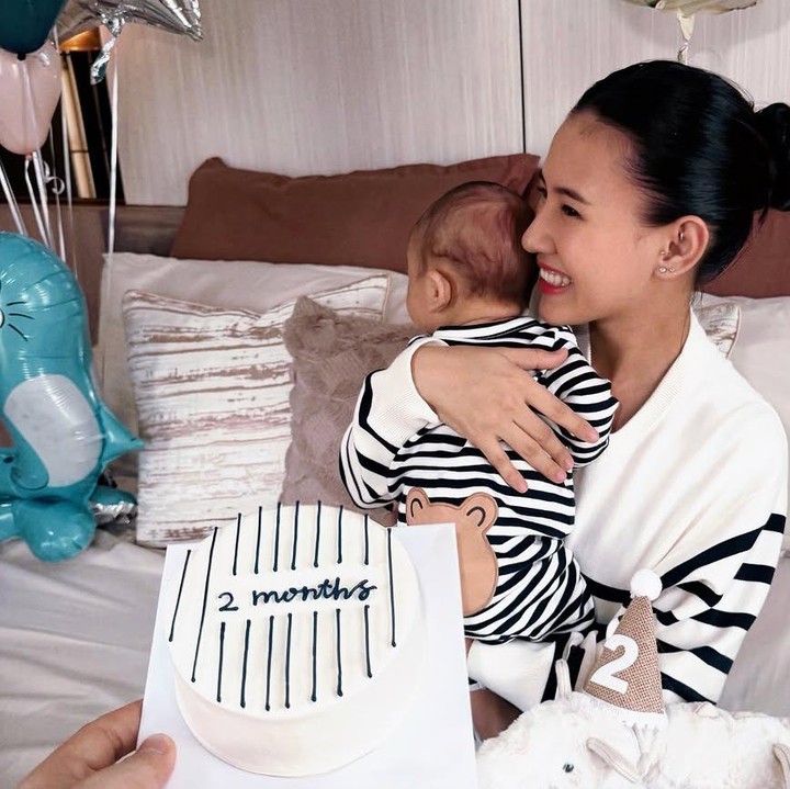 <p>Perayaan dua bulan kelahiran Segara semakin terasa spesial dengan kehadiran kue bertuliskan "2 months". Kue berwarna putih tersebut menjadi salah satu detail manis dalam perayaan kecil keluarga Shenina dan Angga.(Foto: @angga).</p>
