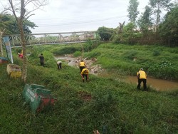 Polda Sumsel Bersihkan Kawasan Sungai Kelekar Lewat Gerakan Belida Asri