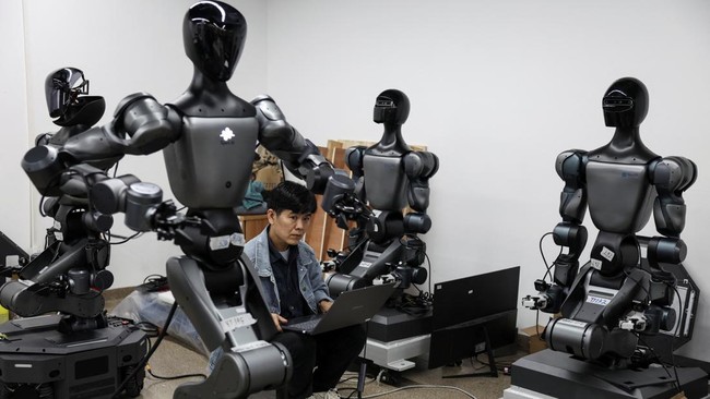 An engineer inspects Moz1 robots at the data training centre in the headquarters of Spirit AI in Beijing, China, September 17, 2026. REUTERS/Tingshu Wang