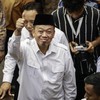 Menteri Agraria dan Tata Ruang Nusron Wahid mengacungkan jempol usai mengikuti rapat pleno Badan Legislasi (Baleg) DPR di Kompleks Parlemen, Senayan, Jakarta, Senin (21/9/2026). Badan Legislasi DPR bersama perwakilan pemerintah menyetujui RUU tentang