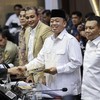 Menteri Agraria dan Tata Ruang Nusron Wahid (kedua kanan) didampingi Wamensesneg Bambang Eko Suhariyanto (kanan) dan Wakil Menteri Hukum Edward Omar Sharif Hiariej (ketiga kanan) menerima pendapat akhir mini fraksi Golkar dari Umbu Kabunang Rudi Yant