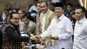 Menteri Agraria dan Tata Ruang Nusron Wahid (kedua kanan) didampingi Wamensesneg Bambang Eko Suhariyanto (kanan) dan Wakil Menteri Hukum Edward Omar Sharif Hiariej (ketiga kanan) menerima pendapat akhir mini fraksi Golkar dari Umbu Kabunang Rudi Yant