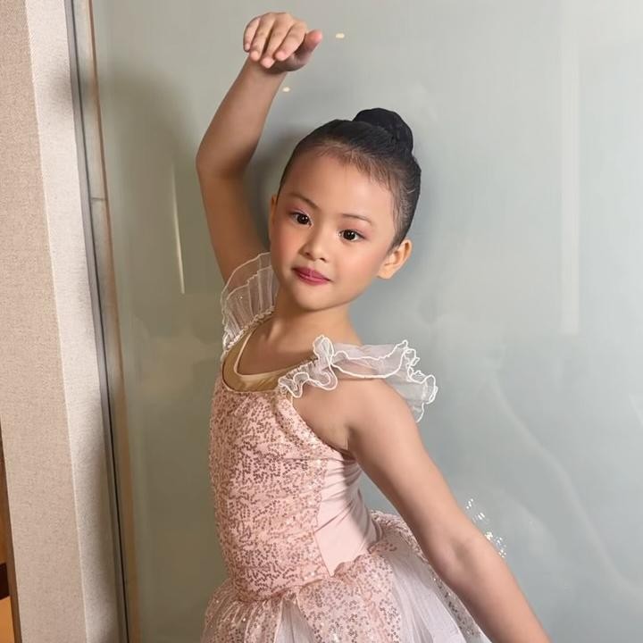 <p>Rebekah tampil dalam pementasan balet yang digelar salah satu sekolah tari, Bunda. Bocah yang sebentar lagi berulang tahun ke-6 ini tampil cantik mengenakan gaun putih dan peach dengan hiasan berkilau. Rebekah terlihat bak peri saat menjadi balerina. (Foto: Instagram @mrssitohang)</p>