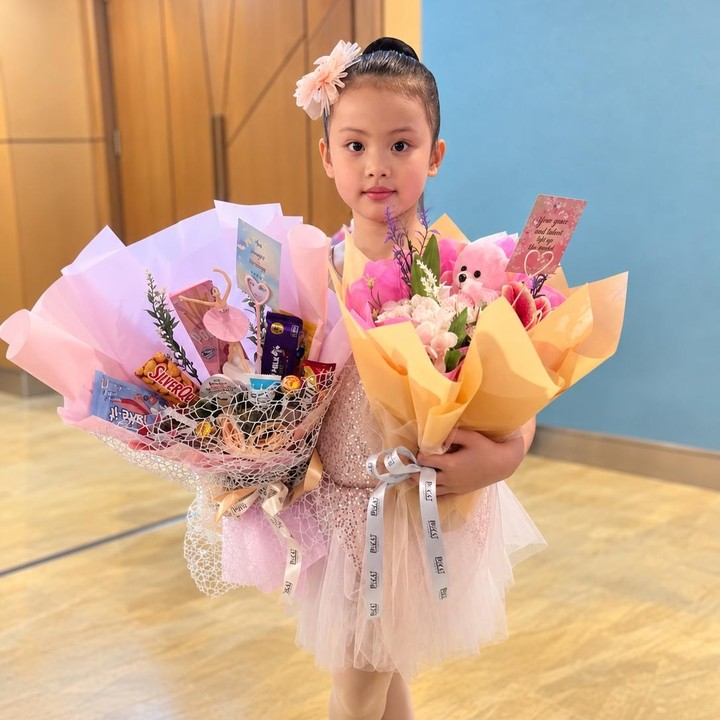 <p><em>Postingan</em> ini juga banyak mendapat respons dari netizen. Beberapa di antaranya mengucapkan selamat dan memuji paras cantuk putri bungsu Choky ini. "Aduduh Bekkah cantik kali, selamat bekkah chayank," tulis akun @me***. "Rebekah cantiknyaaa...pinter baletnyaa," ujar @ir***. "Rebekah cantikkk sayang..Selamat yaa nak," kata akun @vi***. (Foto: Instagram @mrssitohang)</p>