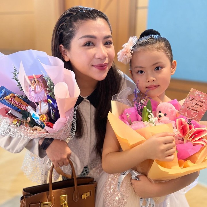 <p>Presenter Choky Sitohang memiliki tiga anak perempuan dari pernikahannya dengan Melissa Aryani. Baru-baru ini, anak bungsunya Cherry Rebekah Ariana Sitohang atau akrab disapa Rebekah mencuri perhatian. Rebekah baru saja menorehkan prestasi di bidang tari. (Foto: Instagram @mrssitohang)</p>
