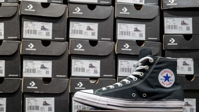 Ilustrasi sepatu converse.