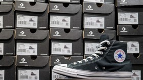 Ilustrasi sepatu converse.