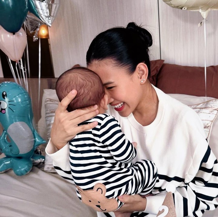 <p>Shenina Cinnamon juga tidak bisa menyembunyikan rasa bahagia dan harunya. Ia tampak mendekap erat Segara sambil tersenyum lebar, menunjukkan betapa bahagianya menjalani peran baru sebagai seorang ibu. (Foto: @angga).</p>
