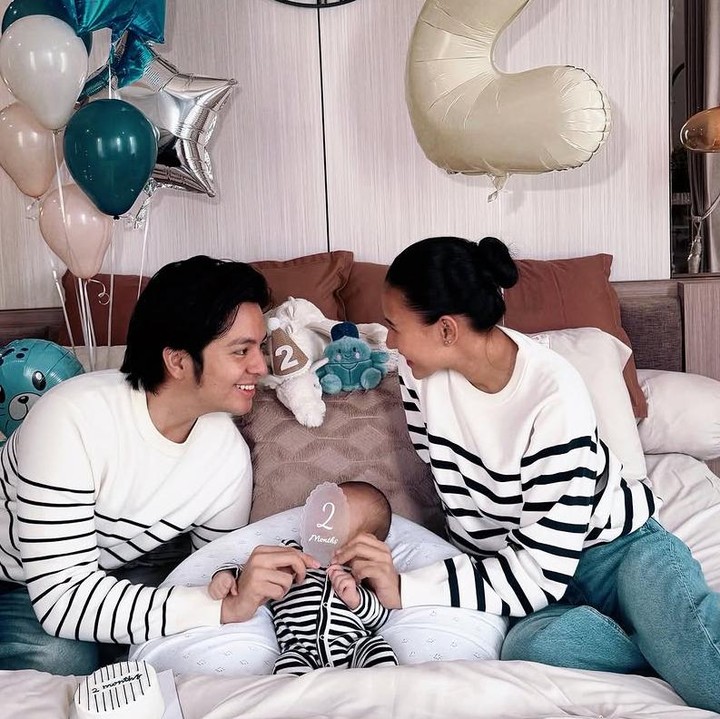 <p>Shenina dan Angga tampak begitu bahagia bisa merayakan 2 bulan putra pertama mereka. Kebahagiaan terlihat jelas di senyum mereka saat berpose dengan Segara di tempat tidur. (Foto: @angga)</p>