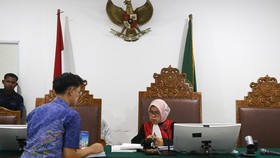 Hakim tunggal Yuliana (kanan) memeriksa berkas dari kuasa hukum saat sidang praperadilan yang diajukan mantan Wakil Menteri Imigrasi dan Pemasyarakatan Silmy Karim di Pengadilan Negeri Jakarta Selatan, Jakarta, Senin (21/9/2026). Silmy Karim mengajuk