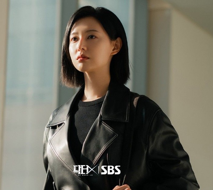 Soo Jung juga merupakan sosok yang tegas dan tidak mudah terpengaruh oleh tekanan ataupun kepentingan dalam institusi rumah sakit yang sarat akan korupsi./ Foto: instagram.com/sbsdrama.official