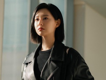 Soo Jung juga merupakan sosok yang tegas dan tidak mudah terpengaruh oleh tekanan ataupun kepentingan dalam institusi rumah sakit yang sarat akan korupsi./ Foto: instagram.com/sbsdrama.official