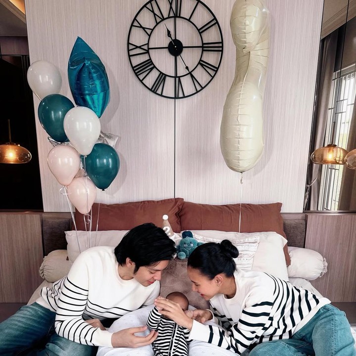 <p>Tak hanya itu, dekorasi balon berwarna biru, putih, dan silver turut menghiasi kamar. Balon angka dua berukuran besar juga terlihat terpajang, menandai usia Segara yang genap dua bulan.(Foto: @angga).</p>