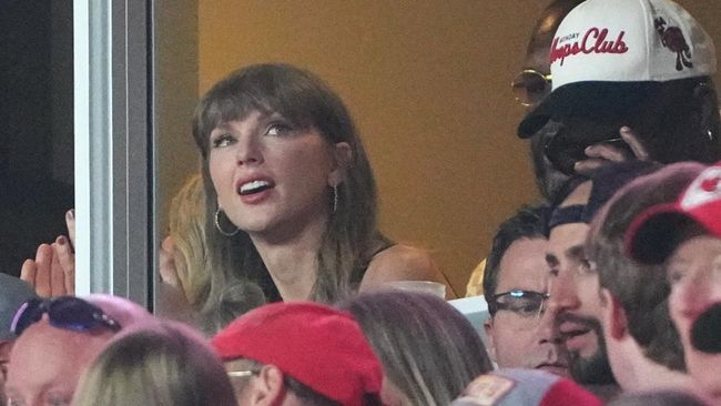 Sep 20, 2026; Kansas City, Missouri, USA;  Taylor Swift looks on during the third quarter between Indianapolis Colts and Kansas City Chiefs at GEHA Field at Arrowhead Stadium.  Mandatory Credit: Denny Medley-Imagn Images