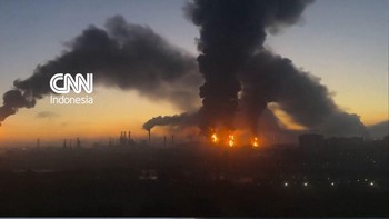 Sebuah kilang utama Rusia mengalami kebakaran besar imbas drone yang ditembakkan Ukraina pada Minggu (20/9).