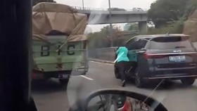 Viral Detik-detik Sopir Taksi Terseret Mobil Listrik di Tol Tomang