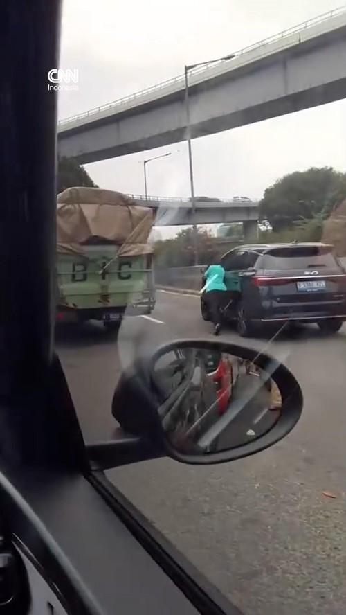 Viral Detik-detik Sopir Taksi Terseret Mobil Listrik di Tol Tomang