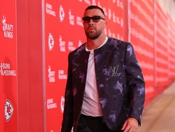 Travis Kelce Tampil Glamor Jelang Tanding, Pakai Jaket Louis Vuitton Rp 88 Juta