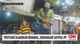 Trotoar Dijadikan Bengkel, Dibongkar Satpol PP