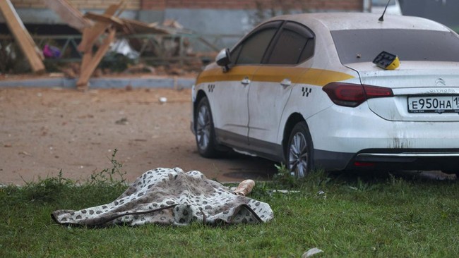SENSITIVE MATERIAL. THIS IMAGE MAY OFFEND OR DISTURB The body of a victim lies on the ground following what authorities described as a Ukrainian drone strike on a residential building, amid the Russia-Ukraine conflict in Sofyino settlement in the Ram