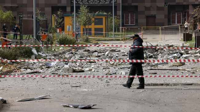People gather in the courtyard of a damaged multi-storey residential building hit by what authorities described as a Ukrainian drone strike, amid the Russia-Ukraine conflict in Kotelniki in the Moscow region, Russia, September, 20, 2026. REUTERS/Stri