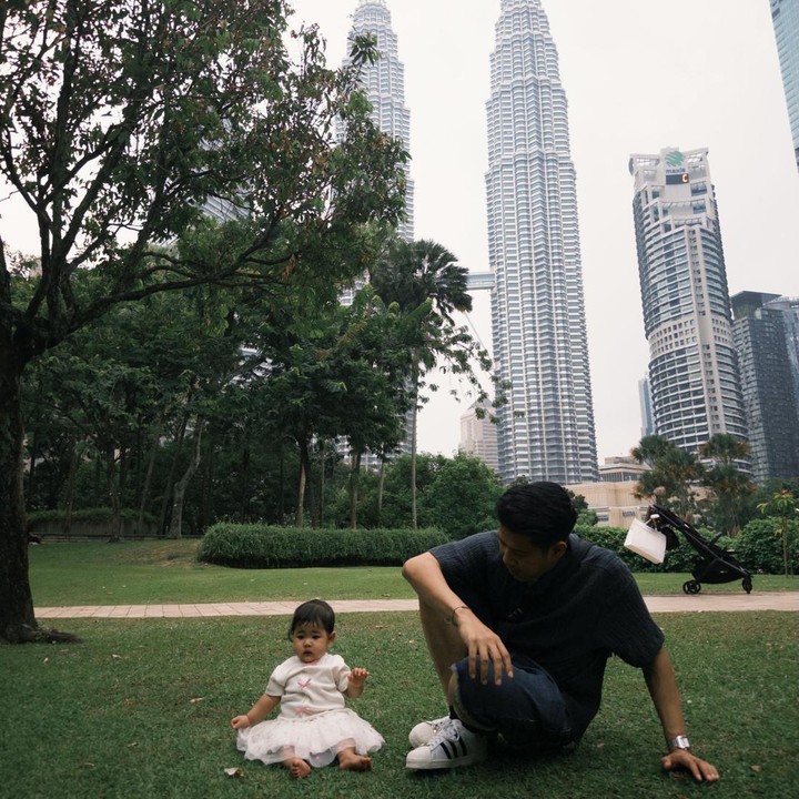 <p>Unggahan tersebut menjadi gambaran dari kebahagiaan keluarga kecil Nino dan kehadiran putri mereka juga semakin terasa istimewa dan penuh kehangatan. Happy Wedding Anniversary, Nino dan Dhabitanissa!&nbsp;(Foto: Instagram @ninokayam)</p>
