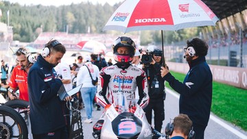 Manajer Honda Team Asia Puji Veda Ega usai Dihukum Long Lap Penalty