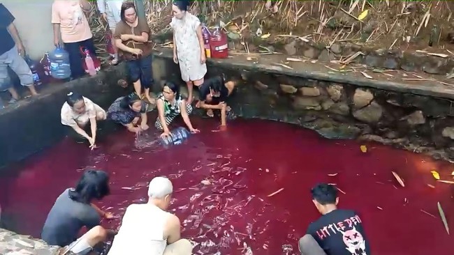 Viral, air kolam di Gunung Sindur Bogor tiba-tiba berubah merah. Polisi dan kepala desa cek lokasi.