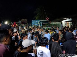 Warga Blokir Jalan Provinsi di Dompu, Antrean Kendaraan Belasan Km