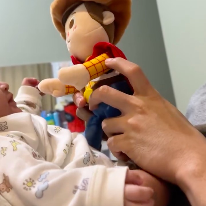 <p>Pada akhir Juli lalu, Luthfi sempat mengunggah momen spesial saat mengasuh baby Kian. Luthfi terlihat bermain bersama sang putra dengan mengenalkan boneka favoritnya. "Selamat 3 bulan Mas Kian," tulis Luthfi di <em>caption</em> <em>postingan</em> ini. (Foto: Instagram @luthfiaulia)</p>
